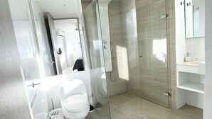 A modern bathroom with a glass-enclosed shower, a toilet, and a sink. - 3TC10 Apartamento Cartagena frente al mar (Cartagena)