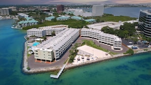 Ein Küstenhotel mit mehreren Gebäuden, einem Schwimmbad und einer Anlegestelle.