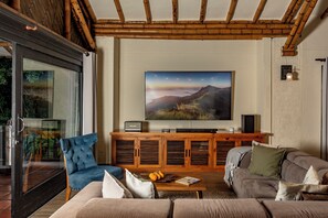 Smart TV, fireplace, Netflix, streaming services - Luxury Villa • Pool • Jacuzzi • Spa • Maid/Cook • 5 min from Panaca Park. (Quindío)