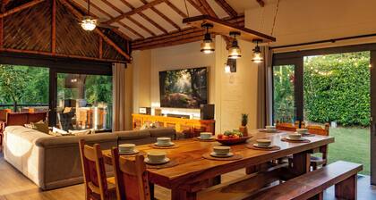 Luxury Villa • Pool • Jacuzzi • Spa • Maid/Cook • 5 min from Panaca Park.