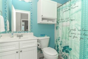 Combined shower/bathtub, hair dryer, towels, soap - Charming cottage in Pointe West Resort & walking distance from private beach! (Galveston)