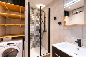 Dusj, hårføner og håndklær