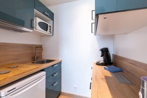 Réfrigérateur, micro-ondes, plaque de cuisson, cafetière/bouilloire