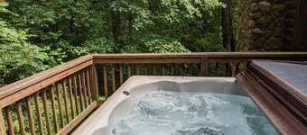 Lovie's Hillside Lodge nestled into 5 wooded acres