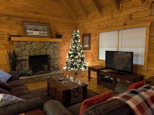 Älytelevisio, takka, DVD-soitin, pöytäjalkapallopöytä