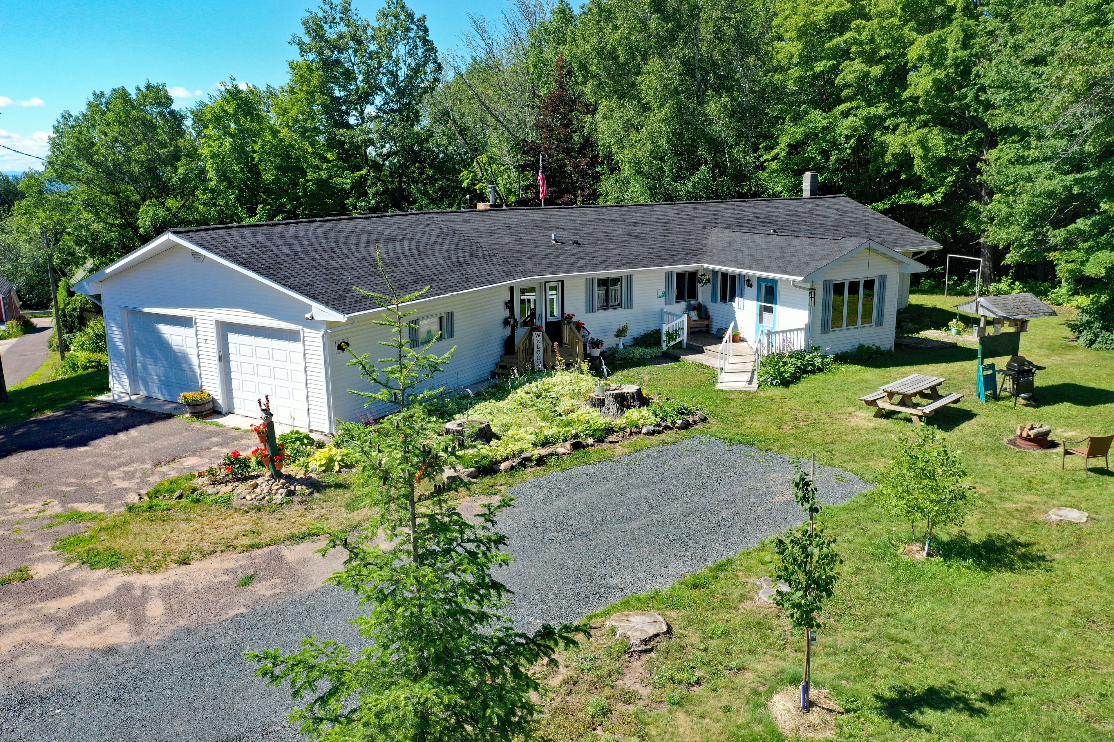 3 bedroom home sleeps 6,  2 baths, Lake Views, Spacious Grounds, Walk Downtown