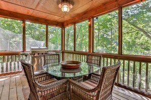 Outdoor dining - Troutin` Along | Ellijay, GA (Ellijay)