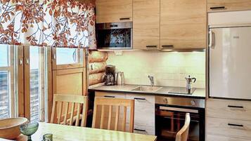 Fridge, microwave, dishwasher, cookware/dishes/utensils