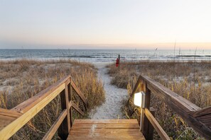 På stranden, solsenger og strandhåndklær