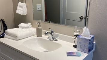 Ensemble douche/baignoire, serviettes fournies, savon, papier toilette