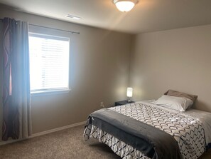 2 bedrooms, desk, iron/ironing board, WiFi