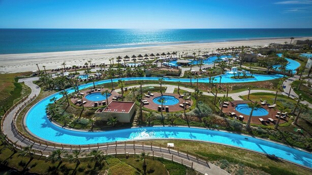 Un complexe hôtelier doté de plusieurs piscines, d’une plage et offrant une vue sur l’océan.