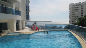 A swimming pool with a view of the sea, surrounded by modern buildings. - PH17P Penthouse Cartagena Frente al mar (Cartagena)