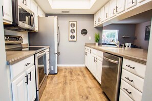 Fridge, microwave, oven, stovetop - Luxe Townhome Retreat | Golf Resort & Lake View | Spacious 3BR with Workspaces & Screened Patio (Wesley Chapel)