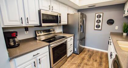 Luxe Townhome Retreat | Golf Resort & Lake View | Spacious 3BR with Workspaces & Screened Patio
