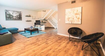 Luxe Townhome Retreat | Golf Resort & Lake View | Spacious 3BR with Workspaces & Screened Patio