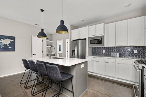 MD ~ Luxury Townhome w/ Private Rooftop ~ Walkable ~ Five Points ~ 5 Min to Broadway and Downtown