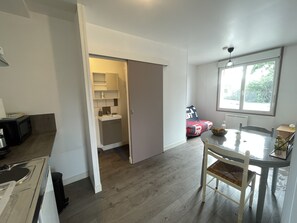 Kühlschrank, Mikrowelle, Herdplatte, Wasserkocher mit Kaffee-/Teezubehör