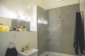 Dusche, Haartrockner, Handtücher, Seife