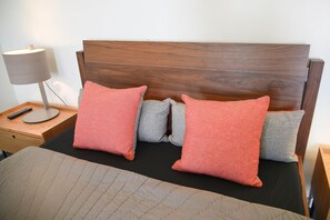 1 soverom, memory foam-senger, safe på rommet og skrivebord