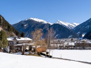 Un paysage enneigé, avec une ville nichée entre les montagnes.