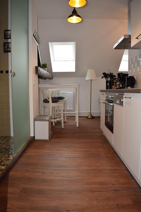 Fridge, microwave, stovetop, dishwasher