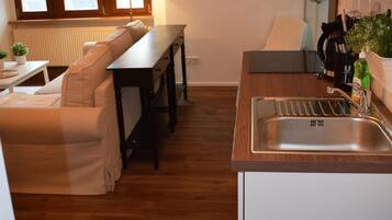 Een koelkast, een magnetron, een kookplaat, een vaatwasser