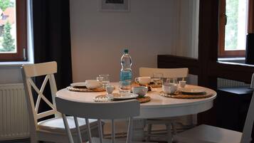 KĂŒhlschrank, Mikrowelle, Herdplatte, GeschirrspĂŒler