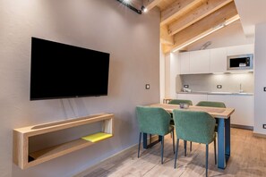 Dining - Kamerloy Apartments - G with Mountain View, Wi-Fi, Balcony and Garden (Campitello di Fassa)