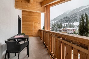 Outdoor dining - Kamerloy Apartments - G with Mountain View, Wi-Fi, Balcony and Garden (Campitello di Fassa)