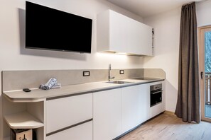 Réfrigérateur, micro-ondes, plaque de cuisson, lave-vaisselle