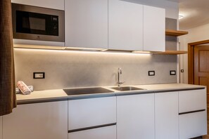 Eine moderne Küche mit eingebauter Mikrowelle, Spüle und Arbeitsplatte.