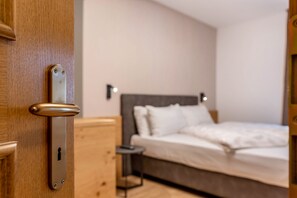 1 bedroom, free WiFi, bed sheets - Kamerloy Apartments - A with Mountain View, Wi-Fi, Balcony and Garden (Campitello di Fassa)