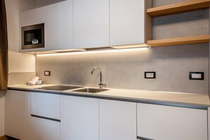 Fridge, microwave, stovetop, dishwasher - Kamerloy Apartments - A with Mountain View, Wi-Fi, Balcony and Garden (Campitello di Fassa)