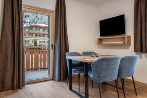 Dining - Kamerloy Apartments - A with Mountain View, Wi-Fi, Balcony and Garden (Campitello di Fassa)