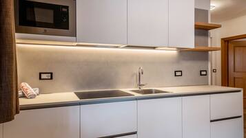 Fridge, microwave, stovetop, dishwasher