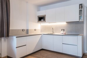 Refrigerador, microondas, placa de cocina, lavavajillas