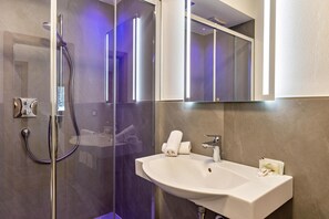 Douche, séchoir à cheveux, serviettes fournies