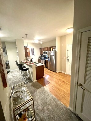 Refrigerador, microondas, horno y parrilla de estufa 