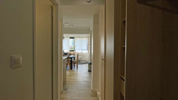 A hallway leading to a dining area with a table and chairs. - ASH - Cosy studio - La Menandière (Alpe d'Huez)