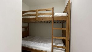 A bunk bed with a wooden frame and white bedding. - ASH - Cosy studio - La Menandière (Alpe d'Huez)