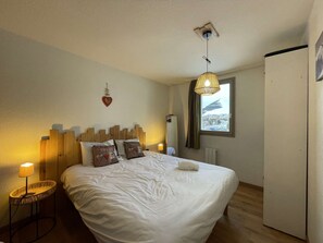 3 bedrooms, bed sheets