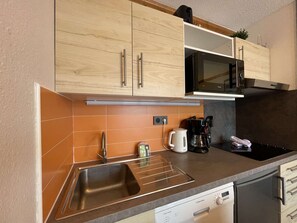 Jääkaappi, mikroaaltouuni, uuni, liesi