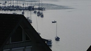 A marina with boats docked. - Vacation apartment for 3 on a hillside with a dream view of the lake (Öhningen)