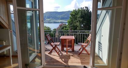 Vacation apartment for 3 on a hillside with a dream view of the lake