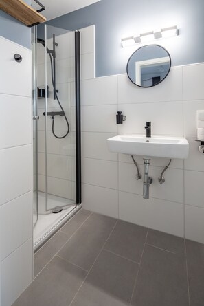 Dusche, Haartrockner, Seife, Toilettenpapier