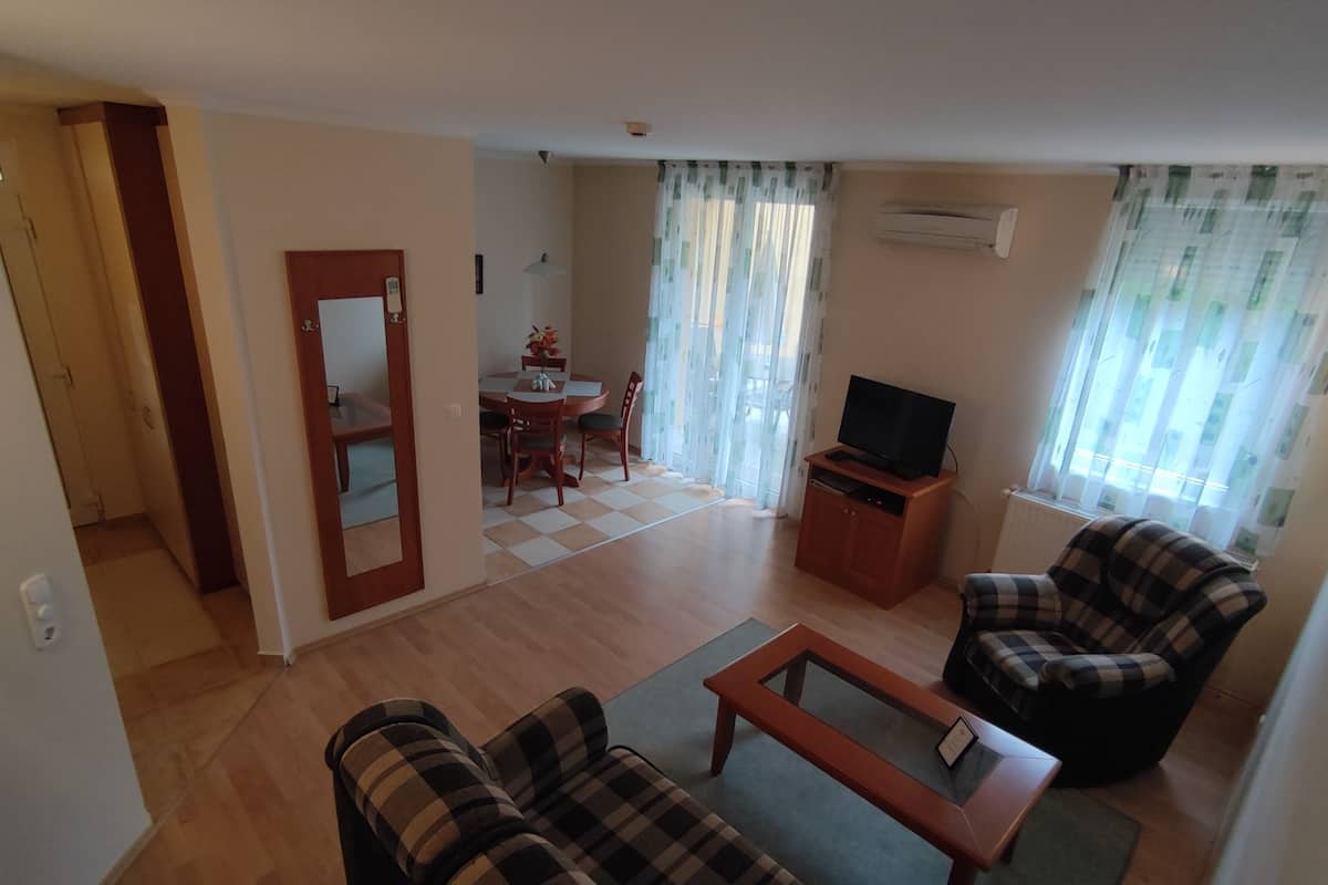 Comfort Apartment | Living area | Flat-screen TV