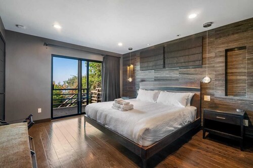 Live in luxury in this meticulously updated 3BR/3BA Claremont Heights mid-century modern home w/ AC.