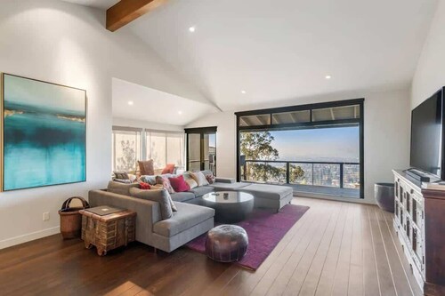 Luxury 3BR Hillside Retreat w/AC – Panoramic View