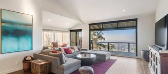 Luxury 3BR Hillside Retreat w/AC – Panoramic View